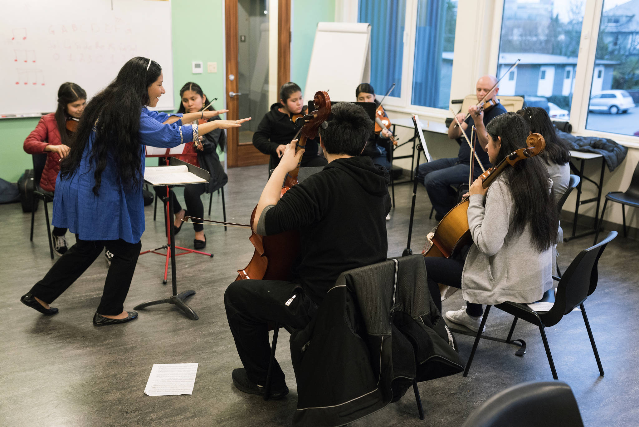 Paula Madrigal conducts Young String Project Outreach students. Photo by Ted Zee