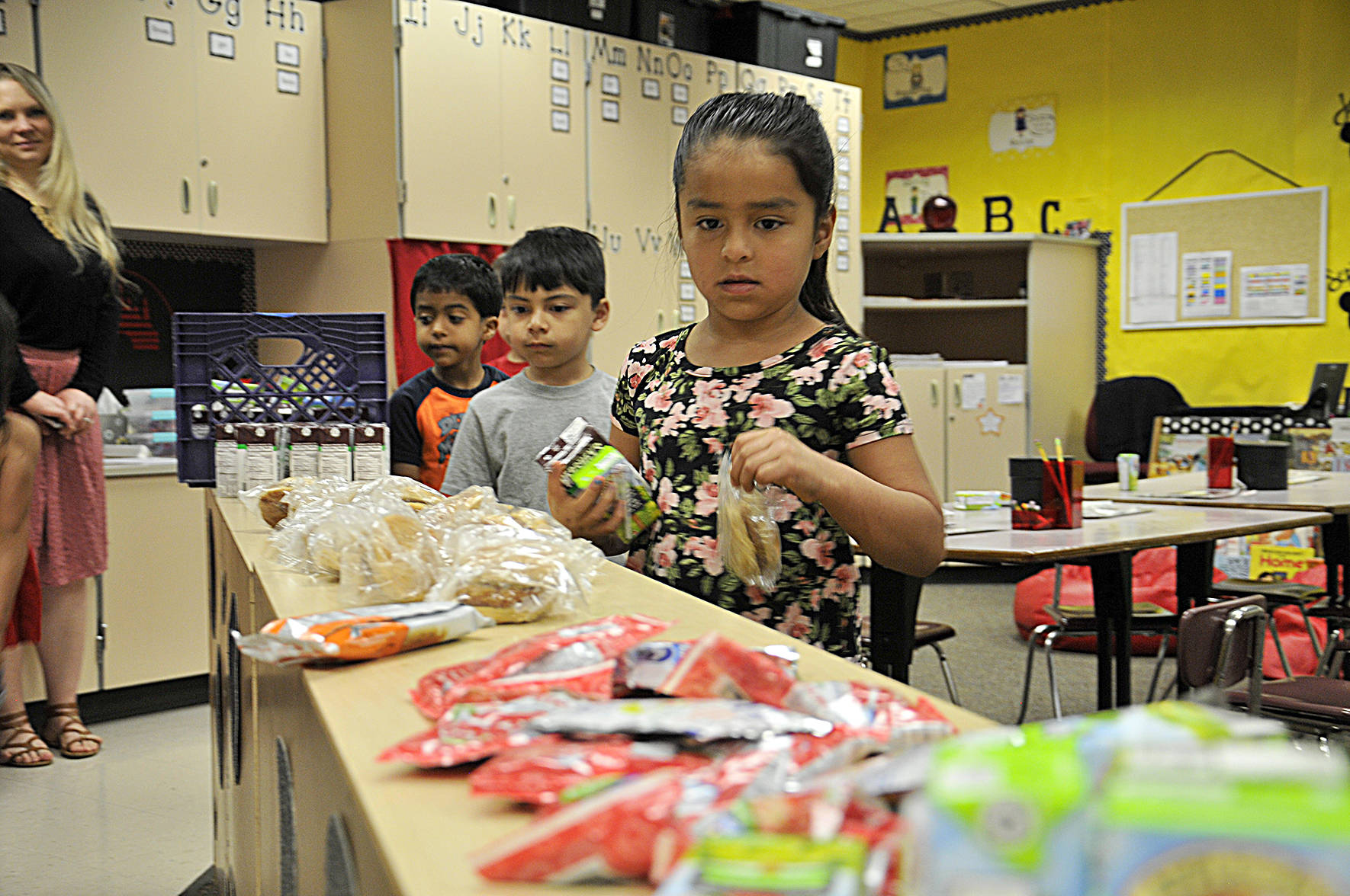 Students at Alisa Vinson’s kindergarten class at Cascade Elementary School 
grab breakfast in their classroom. Photo by Leah Abraham