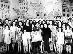 The original Terezin cast of Brundib&aacute;r, including Ela Stein Weissberger, front row in black.