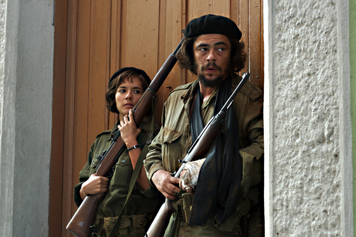 Benicio Del Toro (as Che) with Catalina Sandino Moreno in Che.