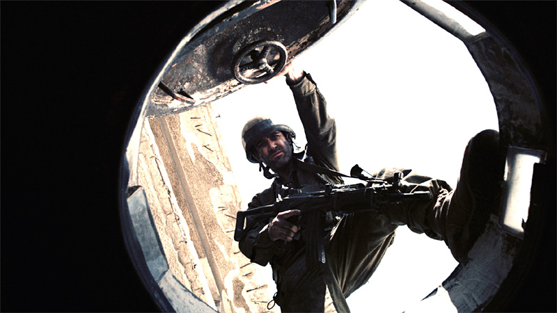 Platoon leader Jamil (Zohar Strauss) peers into the tank.