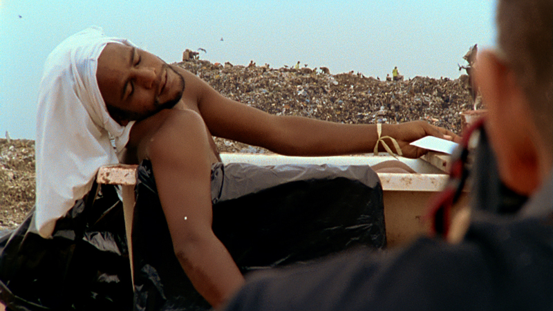 A catador posed as Marat dying in his bath, framed by Muniz.