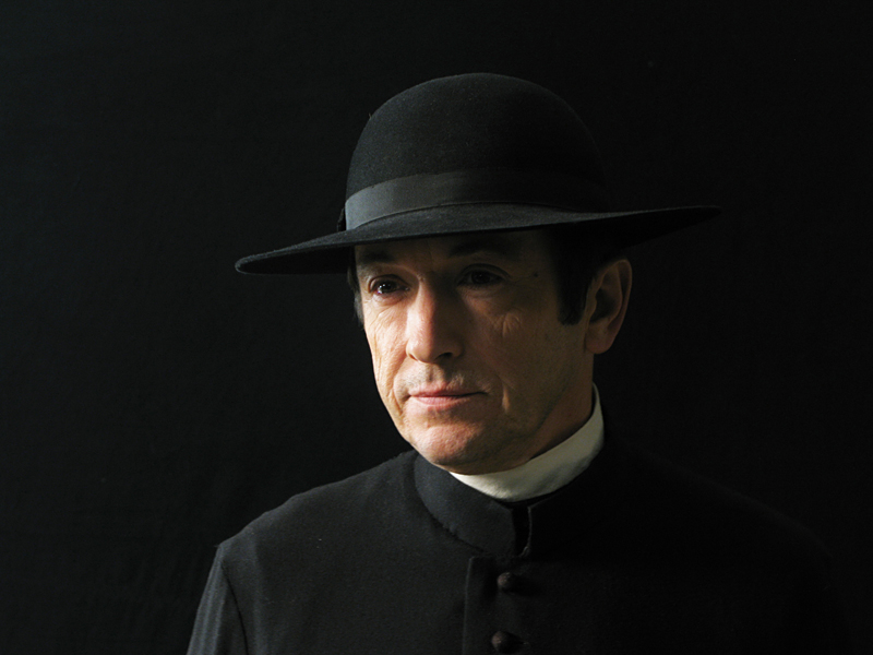 Adriano Luz as Father Dinis.