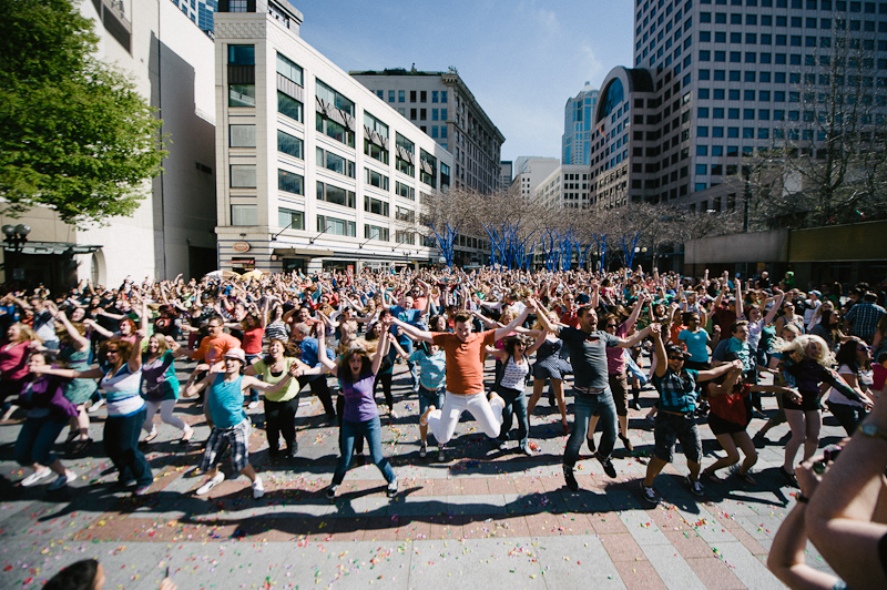 Over 1,500 dancers and tv-enthusiasts participated in the Glee-themed flash mobs that