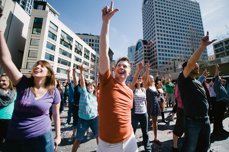 Over 1,500 dancers and tv-enthusiasts participated in the Glee-themed flash mobs that