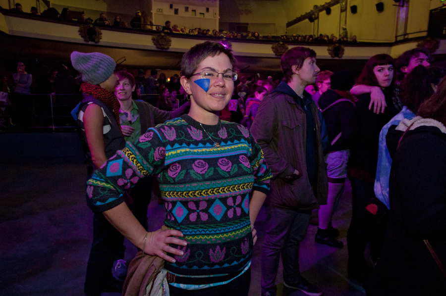 Crowd members donned Merrill's characteristic face paint shapes.