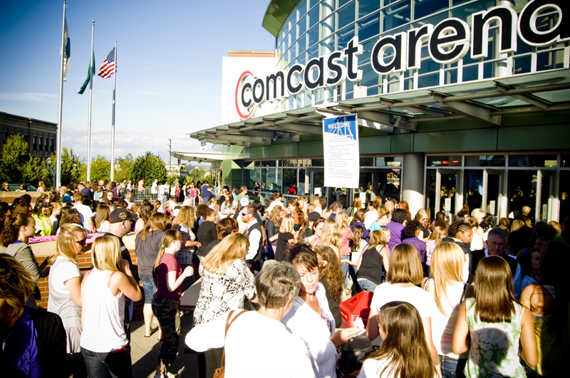 More than 8,500 screaming tweens (and a few adults) packed Everett's Comcast