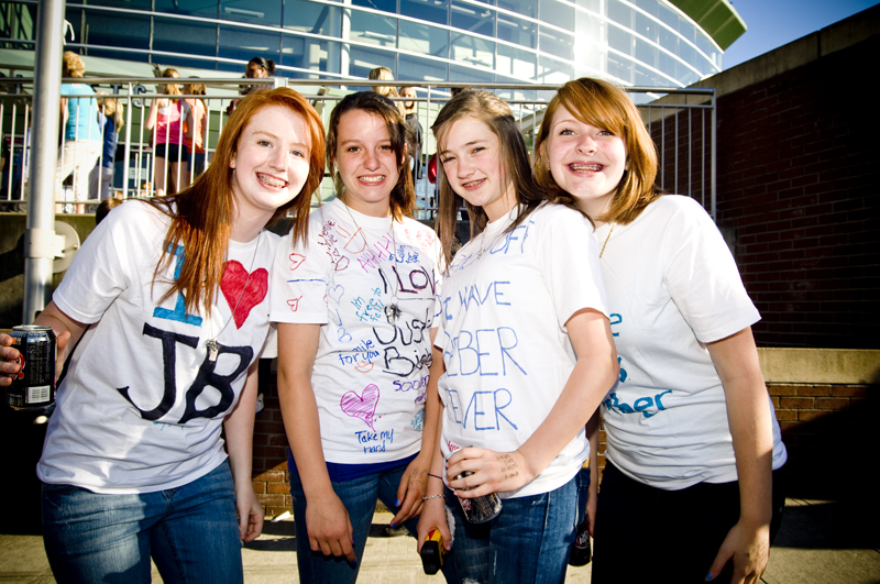 More than 8,500 screaming tweens (and a few adults) packed Everett's Comcast