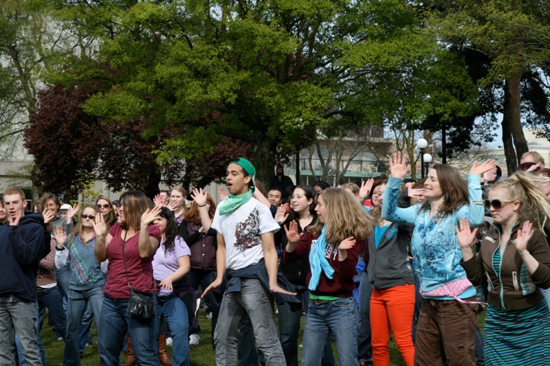 The Flash Mob paid tribute to Fox hit series Glee.