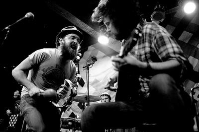 The were joined by The Cave Singers.