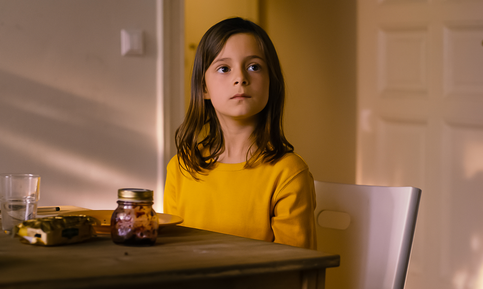 Mia Kasalo as Clara, who hates the coffee grinder.