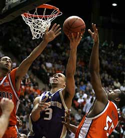Brandon Roy helps beat Illinois.