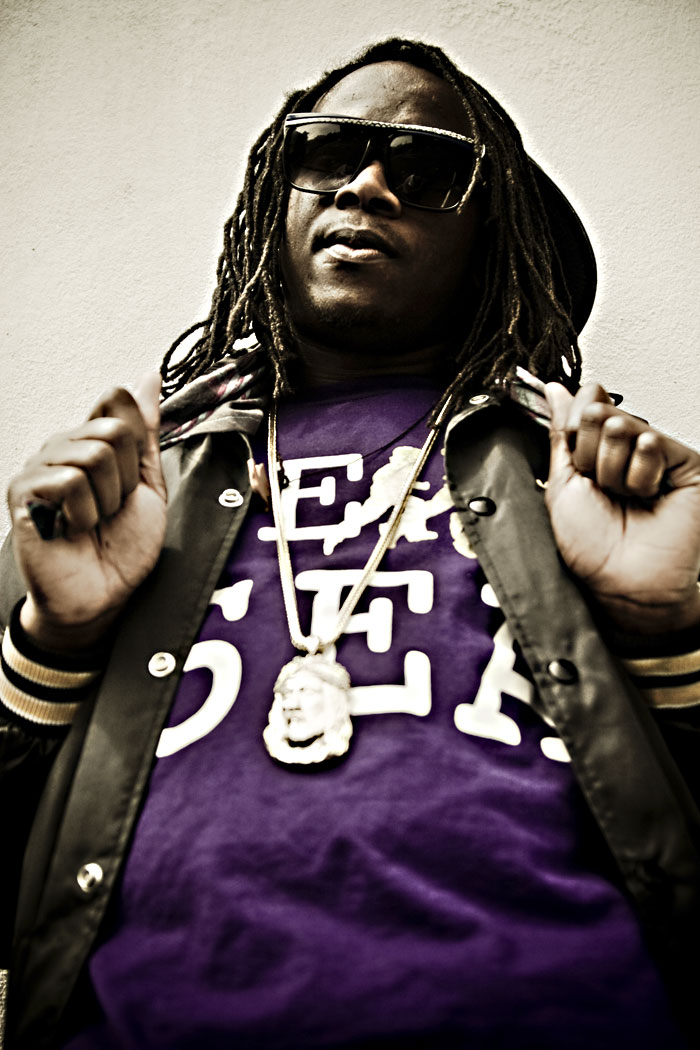 Backpacker flossin: Khingz raps for thugs, nerds, and outsiders.