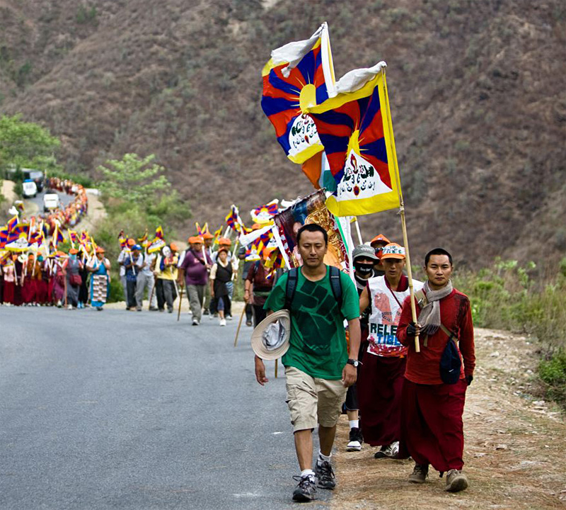 Protestors march for Tibetan freedom.