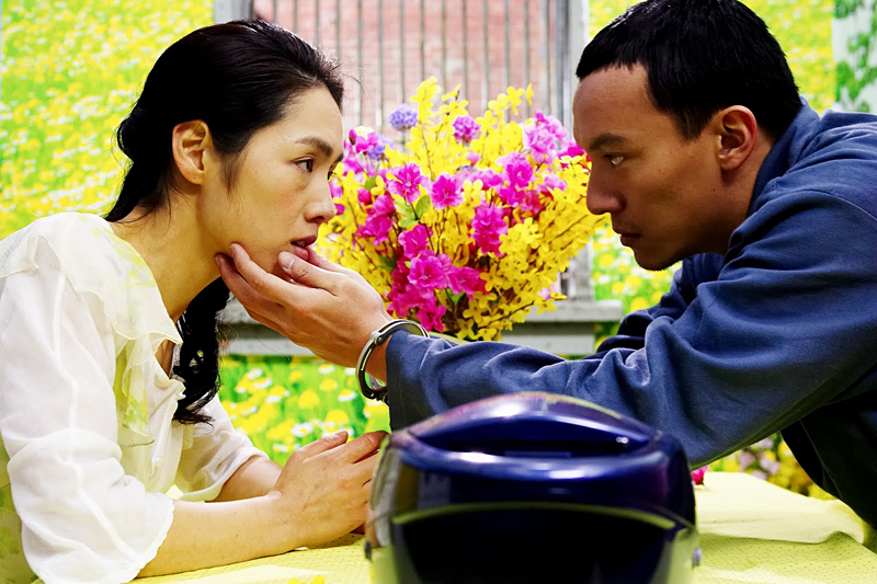 The housewife (Zia) and the prisoner (Chang Chen).