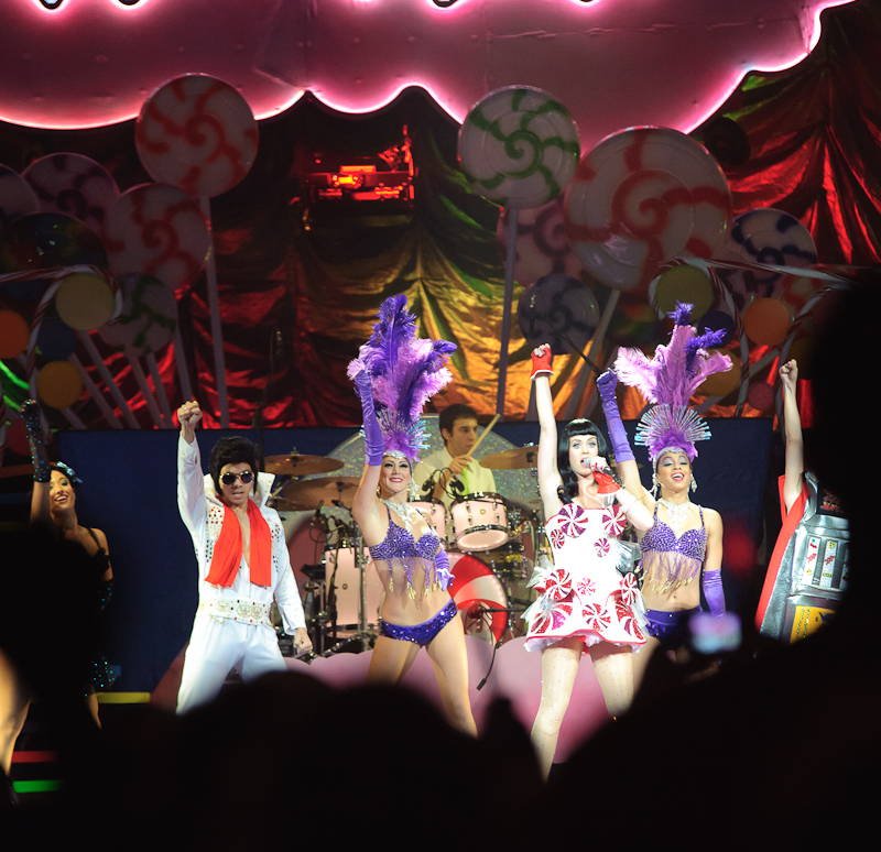 Katy looked yummy on stage.