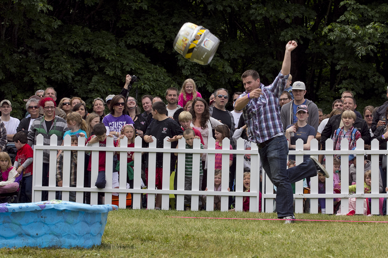 Contestant who fell down one second later.