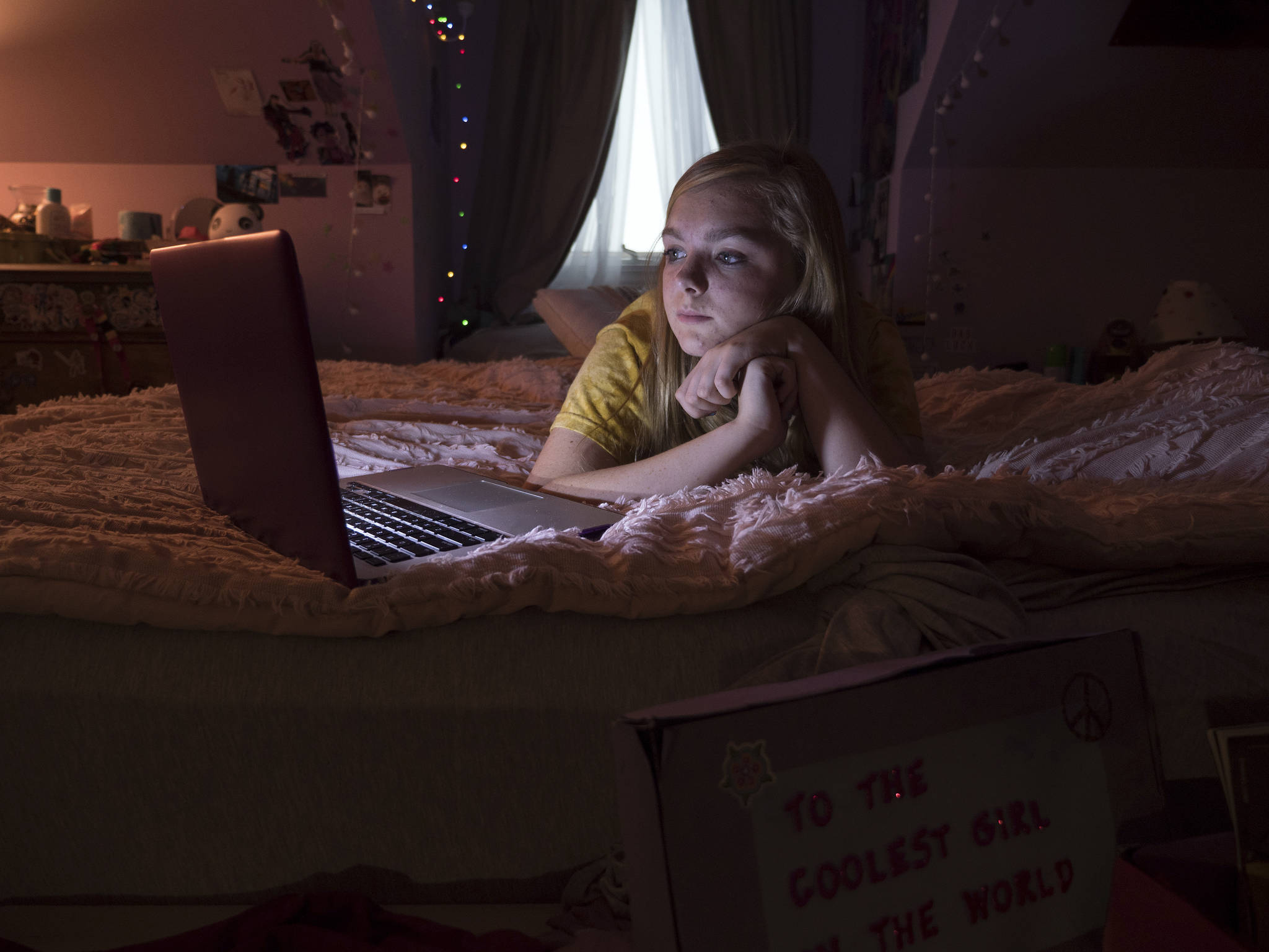 Kayla (Elsie Fisher) stays glued to her screens in ‘Eighth Grade.’ Photo by Linda Kallerus/A24