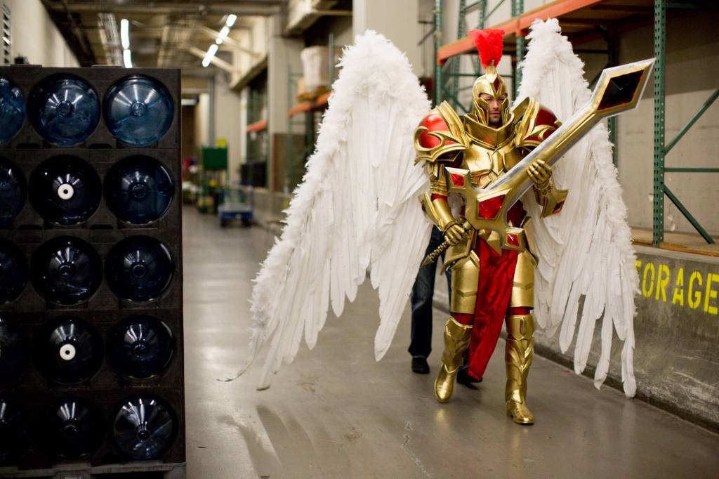 Jason Biser walks down a backstage alley as a male version Kayle from League of Legends.