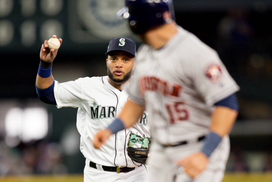 Robinson Cano gets Carlos Beltran in a pickle.