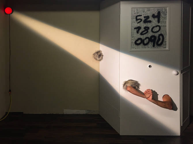 5247800090 (Performance), part of Strange Coupling 2015. Courtesy Ellen Xu