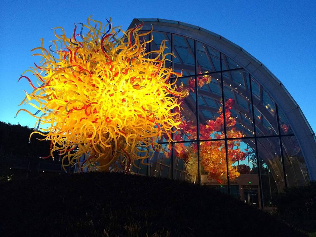 Dale Chihulys work lights up the outdoor gardens at Chilhuly Garden and Glass Museum in Seattle. Photo by Aschulkins/Wikimedia
