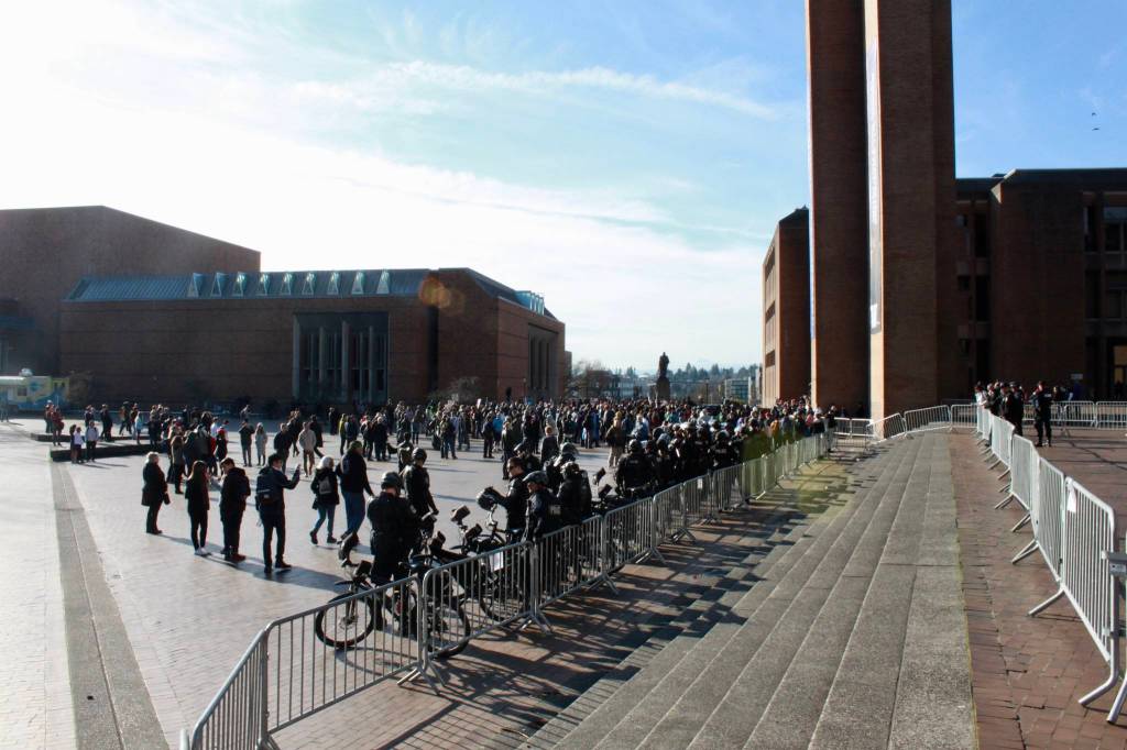 Police sectioned off UWs Red Square with barricades. On the left,protesters and general public. On the right, behind the brick stacks, UWCR, Patriot Prayer, and their attendees. Photo by Kelsey Hamlin