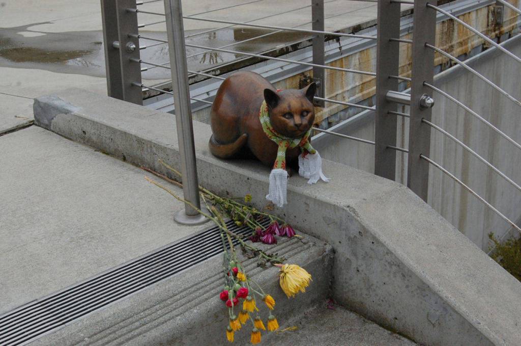 As part of Bothells arts initiative, bronze sculptures like City Kitty populate the entrance 
to the new City Hall. Photo by Katie Metzger