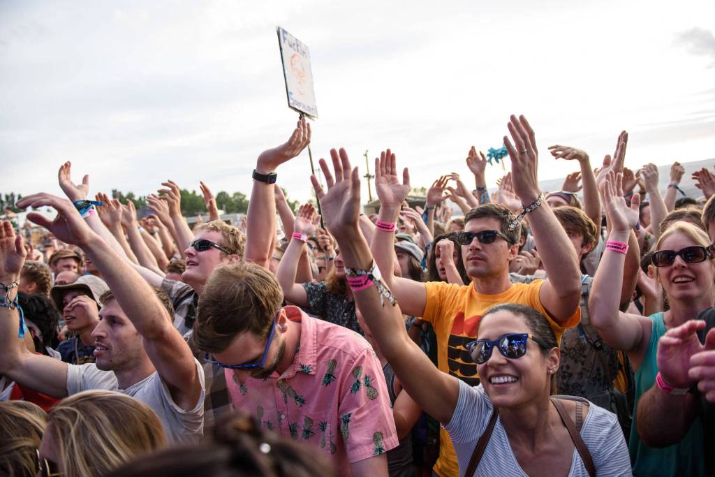 The crowd takes in Pond.
