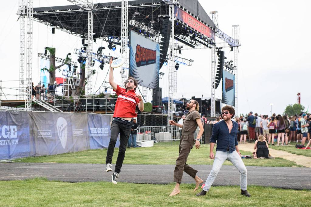 Some off-stage frisbee fun with Pond.