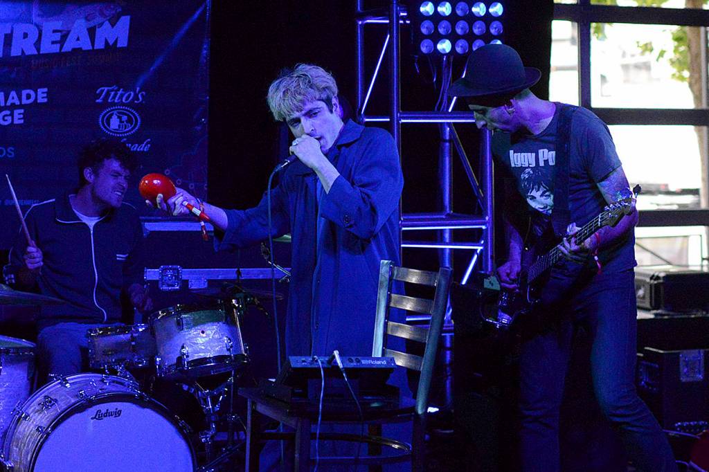 Maraca rock with Spesh. Photo by Seth Sommerfeld