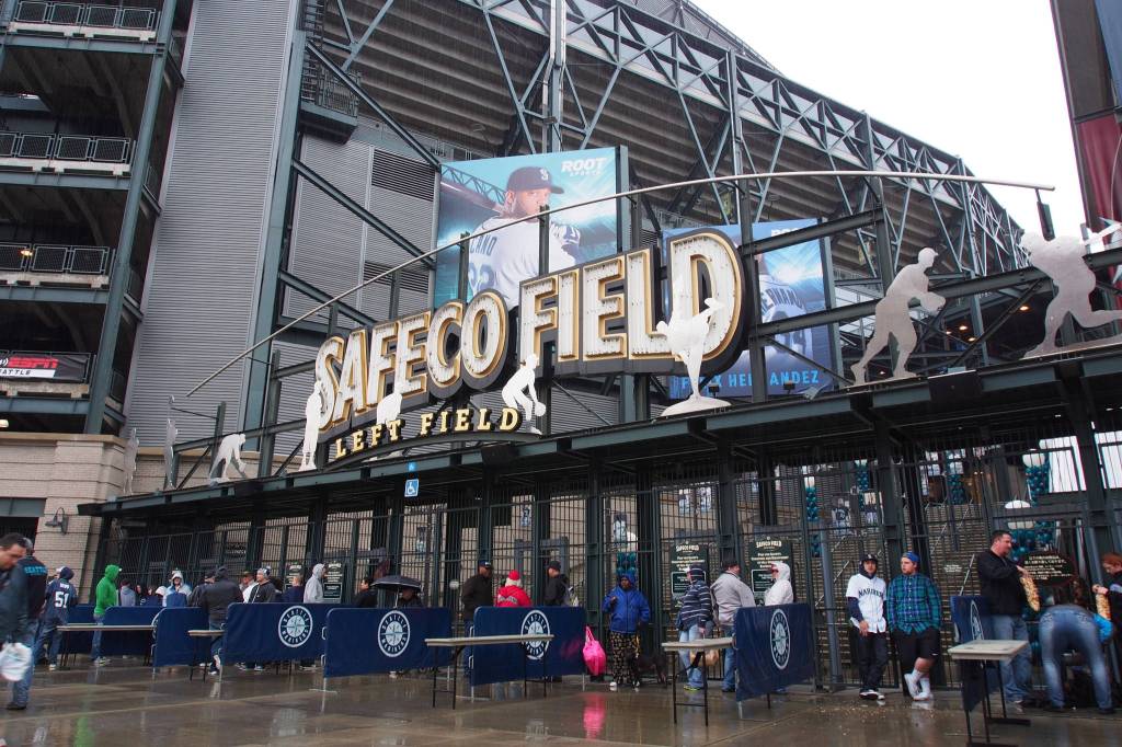 Take dad out to the ball game, take dad out with the crowd… Photo by Elise Lin/Flickr