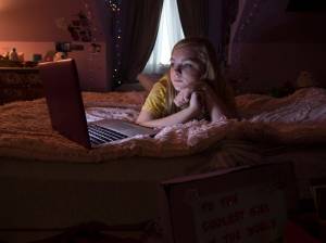 Kayla (Elsie Fisher) stays glued to her screens in Eighth Grade. Photo by Linda Kallerus/A24