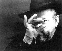 Welles shows his sleight of hand in Fake.