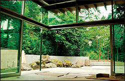 As planned by Hinckley the open-air pavillion echoes and is incorporated into the Suyama-designed house.