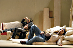 Cos&iacute; couch surfers.