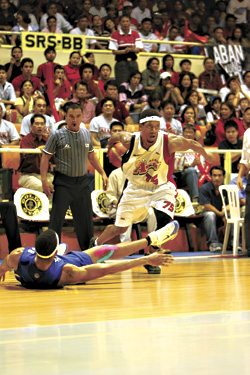 Ellis behind-the-back dribble lands a rival defender on his ass.