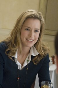 Again, Leoni has no luck with men.