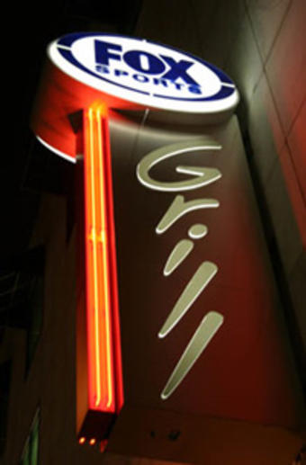 Brock Lesnar vs. Shane Carwin at Fox Sports Grill