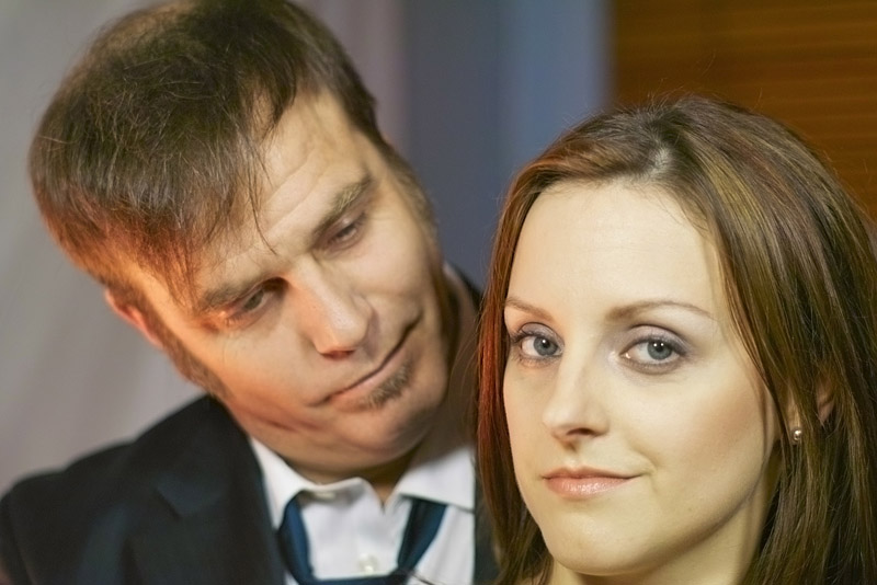 The old-school editor (Belyea) watches his reporter (Roberts) drift to the right.