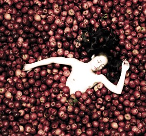 The princess (Nagisa Shirai) slumbers in Snow White.