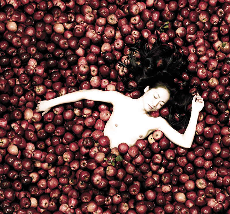 The princess (Nagisa Shirai) slumbers in Snow White.