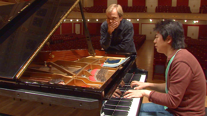 Kn&uuml;pfer tries to hear what Lang wants.