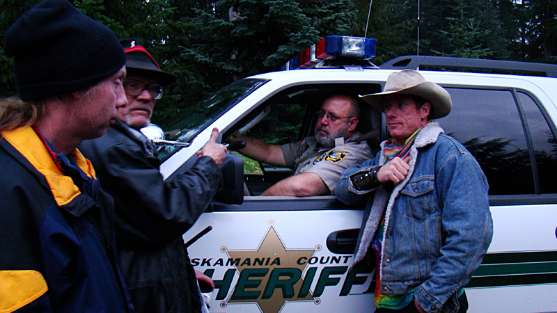 Barry &ldquo;Plunker&rdquo; Adams (second from left) and Circus Maximus (right) chat with a deputy.