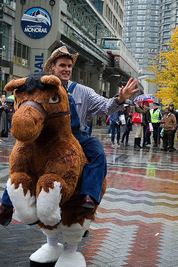 Holiday season officially kicked off in Seattle Friday with the Macy's Holiday