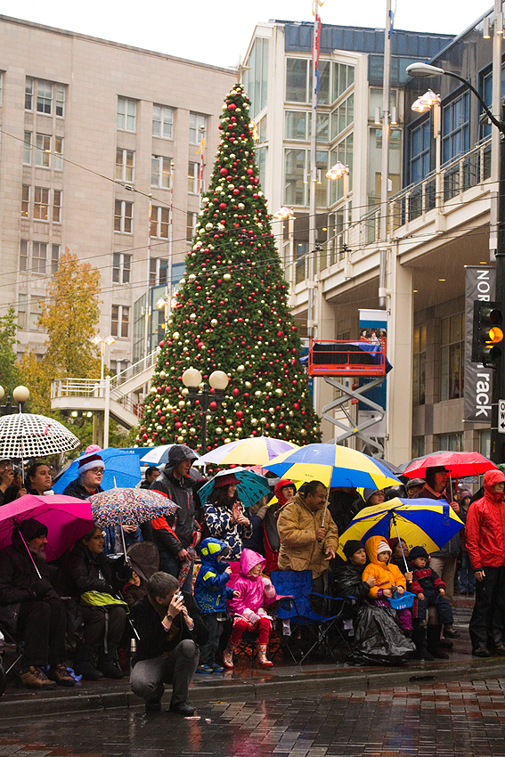 Holiday season officially kicked off in Seattle Friday with the Macy's Holiday