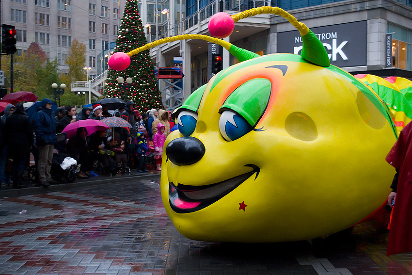 Holiday season officially kicked off in Seattle Friday with the Macy's Holiday