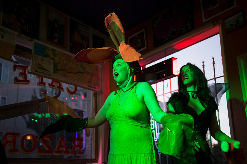 The Operadisiacs providing some live entertainment over dinner.