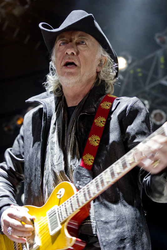 Steven Tyler, Joe Perry and company weaved the dreams of adoring children