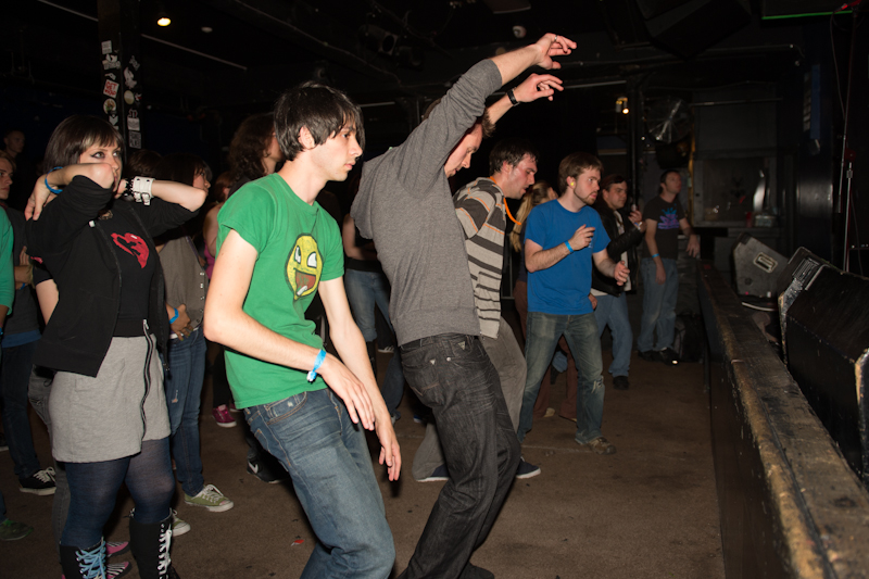 Fans dancing along to Icarus Kid.